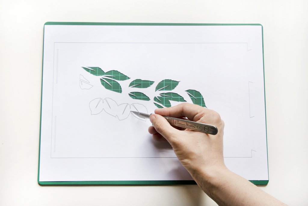 Download this free autumn (fall) leaves lantern printable by Utensils0. It’s the perfect quick DIY craft to decorate your hall or home whether it’s for Halloween or just the longer evenings. It’s a quick craft that anyone can do