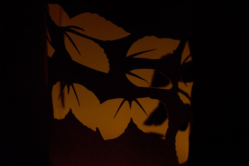 Download this free autumn (fall) leaves lantern printable by Utensils0. It’s the perfect quick DIY craft to decorate your hall or home whether it’s for Halloween or just the longer evenings. It’s a quick craft that anyone can do